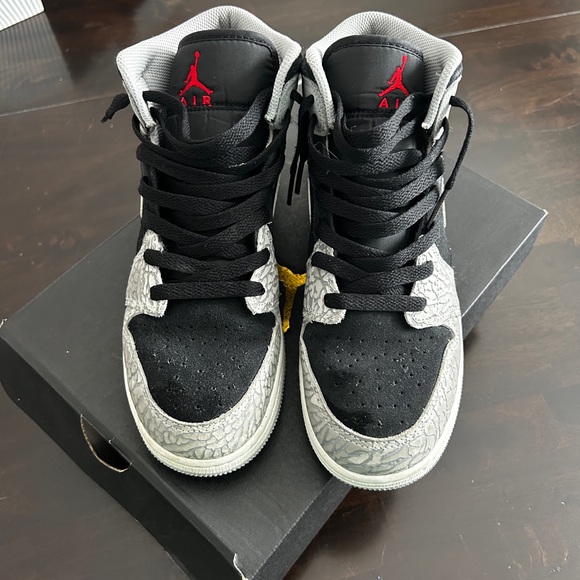 Elephant Air Jordan 1 MID SE - Picture 2 of 3